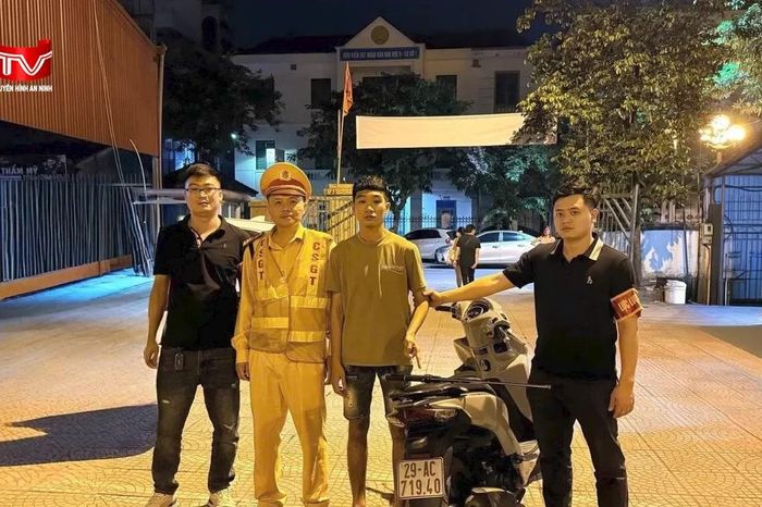 Tổ công tác 141 Hà Nội phát hiện hai thanh niên mang hung khí - Chuyên trang An Ninh Thủ Đô - Báo Công an nhân dân