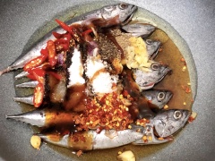 Chọn cá còn tươi ngon, làm sạch, rồi cho vào chảo cùng với gia vị gồm hành tỏi ớt đập dập, một ít nước màu kho cá, ớt bột, nước mắm, 1/2 muỗng cà phê muối, 1/2 muỗng cà phê bột ngọt, 2 muỗng canh đường. Trộn đều và ướp 5 phút.