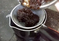 Me bóc vỏ đi. Bạn cho nước sôi vào ngâm với me trong ít nhất 30 phút rồi dùng tay bóp nhuyễn (nếu số lượng nhiều). Cho hỗn hợp qua rây lược. Lặp lại nhiều lần cho đến khi hết tối đa phần cốt me.