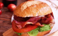 Quết đều hỗn hợp mật ong, sốt mayonnaise lên bánh mì. Cho xà lách rửa sạch, cà chua, thịt xông khói vào, kẹp lại là có thể thưởng thức ngay.