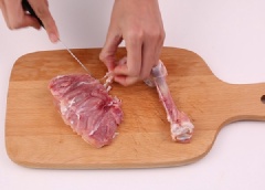 Gà nên mua phần góc tư (phần này gà không bị dai mà cũng không bị quá bở, có xớ mỡ nên không bị khô). Sau đó thì rút xương lấy phần thịt, cắt miếng vuông vừa ăn.