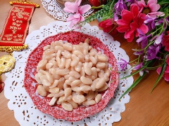 Mứt đậu ván ngọt bùi, giàu đạm thích hợp làm món ăn chơi nhâm nhi cùng ly trà nóng càng thích. Có thể tranh thủ làm ngay vài mẻ mứt đậu trước Tết để dùng trong những ngày đầu năm, vừa an toàn lại hợp vệ sinh nhé!