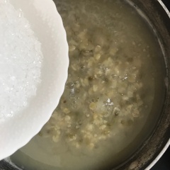 Rửa sạch đậu xanh đã ngâm cho vào nồi nấu chung với 2 lít nước. Bột khoai bột báng rửa sạch để ráo. Đợi nước sôi khoảng 15 phút thì cho bột khoai và bột báng vào đun nhỏ lửa. Khi thấy đậu nở mềm vào bột khoai, bột báng trong lại thì cho đường phèn vào đảo đều. Cho phổ tai vào nấu khoảng 5 phút thì tắt bếp.