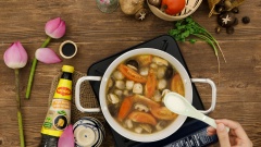 Bắc nồi nóng, phi thơm 10gr hành boa rô cùng 2 muỗng canh dầu ăn rồi cho 100gr cà chua vào đảo đều. Đến khi cà chua mềm, cho thêm 100gr nấm rơm và 60gr nấm hương tươi vào đảo trong 3 phút rồi đổ lại phần nước dùng vào nồi. Nêm nước dùng với 1 muỗng canh hạt nêm chay, 1 muỗng canh đường, ½ muỗng canh muối rồi khuấy đều, nấu đến khi sôi.
