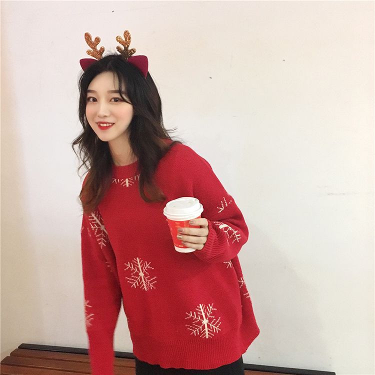 Loose-knit sweater with Christmas embroidery