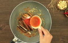Bắc chảo nóng, phi thơm 15gr củ nén băm nhuyễn, cho vào phần thịt lươn, nêm gia vị với 3 muỗng cà phê hạt nêm, 1 muỗng cà phê màu dầu điều, 1 muỗng cà phê ớt bột và 50ml nước cốt nghệ. Xào lươn đều tay đến khi lươn thấm gia vị và lên màu đẹp mắt.