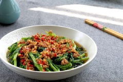 Thêm một ít nước, rượu nấu ăn, nước tương và một ít muối vào đun sôi. Sau đó đổ phần sốt thịt băm vừa làm lên trên đĩa rau cải cúc đã luộc là xong.