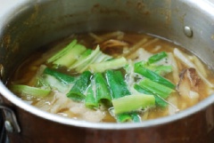 Cuối cùng, thêm phần xanh hành lá cắt khúc, tỏi băm vào, nêm 1 muỗng cà phê muối, 1/2 muỗng cà phê tiêu cho vừa ăn rồi tắt bếp.
