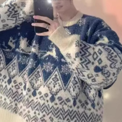 Loose-knit sweater for couples