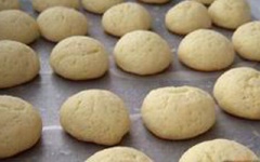 Xếp bánh lên khay nướng, cho bánh vào lò nướng khoảng 15 phút ở nhiệt độ 190 độ C.