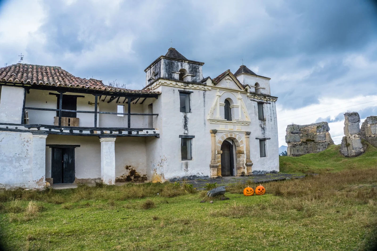 Eerie abandoned house in Guasca, Colombia, adorned with Halloween pumpkins.