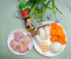 Rửa sạch thịt gà và các nguyên liệu khác. Cắt thịt gà miếng vừa ăn, nấm đùi gà, cà rốt, hành tây, gừng miếng vừa ăn.