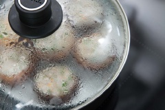 Ngâm nấm trong nước cho mềm, bỏ chân nấm, để lại nước ngâm nấm. Rắc một ít bột gạo nếp vào mũ nấm sau đó nhồi thịt vào. Đun sôi nồi nước rồi cho nấm vào hấp trong 10 phút là chín.