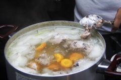 Sau khi hầm nồi nước dùng bún mọc cho ra nước ngọt, cà rốt và củ cải trắng chín mềm. Cho mọc vào nồi, dùng muỗng múc từng muỗng mọc thả vào nồi nước bún mọc đang sôi.