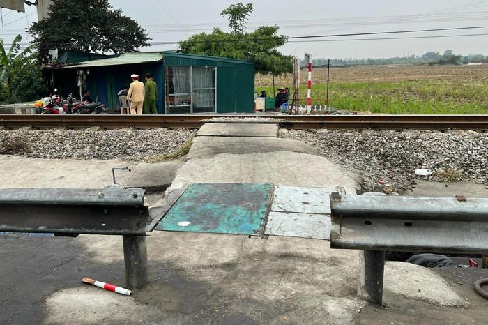 Tự mở lối đi qua đường sắt bị phạt đến 40 triệu đồng - Đài Phát thanh và truyền hình Hà Nội