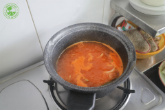 Bắt nước sôi lên và luộc trứng. Thái nhỏ cải thảo, hành baro và củ hành tây. Luộc chín mì gói Hàn Quốc và vớt ra để ráo nước. Cho 1 lít nước dùng kèm 1 muỗng sốt ớt Hàn Quốc vào nấu sôi cùng với hành baro và củ hành tây. Khi nước sôi, vớt phần bọt trên mặt nước dùng ra. (1 lít nước có thể dùng để nấu chín 1 gói bánh gạo 500 gram)