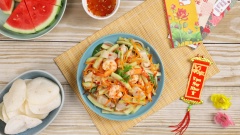 Dưa hấu là một trong những loại trái cây đặc trưng cho Tết. Sẽ rất tuyệt vời nếu bạn có thể tận dụng vỏ dưa hấu để làm món gỏi vỏ dưa tôm thịt thanh mát cho gia đình mình. Vị chua ngọt từ nước mắm kết hợp cùng vỏ dưa giòn mát, tôm thịt tươi rói sẽ giúp bạn đỡ ngán sau những món đầy dầu mỡ ngày tết phải không nào.