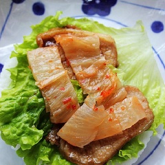 Xà lách rửa sạch, để ráo. Cuối cùng, xếp cơm nắm vào đĩa, cho rau xà lách đã rửa sạch lên trên, xếp 2 lát thịt nữa này. Tiếp theo đặt kim chi cải thảo lên trên.