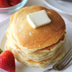 Dọn pancake ra, cho phần bơ lạt còn lại lên bánh, ăn kèm mứt dâu. Pancake rất dễ làm cộng với mùi thơm của bánh nướng thật hấp dẫn, và nhất là vị nước sốt dâu tây chua ngọt sẽ thật tuyệt vời cho buổi sáng của gia đình bạn.
