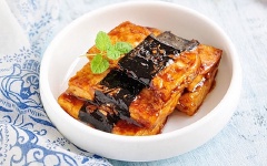 Lấy đậu hũ cuốn rong biển ra đĩa. Món ăn vừa có vị ngọt nhẹ, lại hơi mặn mặn, rất thích hợp để ăn cùng cơm nóng.