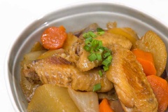 Cho gà kho củ cải ra tô, rắc lên hành lá cắt nhỏ là có thể dùng với cơm. Thịt gà béo dai, củ cải ngọt mềm, ngấm điều gia vị khiên cơm phải đưa liên tục.