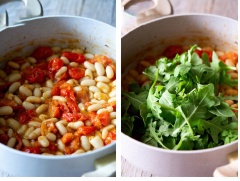 Cà chua bi rửa sạch, cắt đôi. Đun nóng chảo với dầu olive, cho cà chua vào cùng tỏi băm, lá thyme, giấm, muối và tiêu rồi đảo đều đến khi cà chín mềm khoảng 7 - 8 phút thì cho đậu trắng vào xào 3 - 5 phút nữa là có thể tắt bếp rồi đó. Sau đó có thể cho thêm rau arugula vào trộn đều lên, múc salad ra dĩa, thêm thịt xông khói ý, phô mai viên mozzarella cùng chút dầu olive và húng quế lên nữa là thưởng thức được nha.