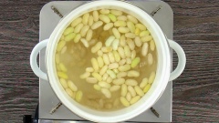 Khoai môn gọt vỏ, lấy 150gr đem cắt nhỏ sau đó cho vào nồi nước luộc chín. 200gr đậu trắng rửa sạch, cho vào nồi nước luộc chín sau đó bóc bỏ lớp vỏ lụa bên ngoài đậu.
