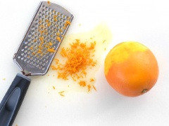 Thịt đùi gà rửa sạch, cắt thành từng lát vừa ăn. Thêm vào tô thịt muối, tiêu, trộn đều, ướp khoảng 20-30 phút. Hành lá cắt nhỏ. Cam rửa sạch, dùng dao bén hay đồ bào chuyên dụng, bào lấy một ít vỏ cam, lưu ý không bào đến phần cùi trắng vì sẽ bị đắng. Bổ quả cam, vắt lấy nước cam để ra ly, bỏ hạt (nếu có).