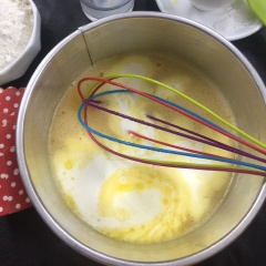Cho tiếp sữa tươi vào đánh đều tạo thành hỗn hợp bột sánh mịn. Cho vô túi tam giá để bơm vô cup dễ dàng hơn.