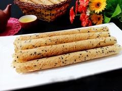 Bánh trứng cuộn giòn tan trong miệng có mùi thơm của bơ và mè đen đen, thưởng thức cùng tách trà nóng hổi thật tuyệt vời.