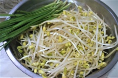 Huyết bò cắt thành những khúc vừa ăn (nên chọn huyết bò vì huyết bò có độ dai tương đối nên khi xào khó bị nát hơn huyết heo). Giá đỗ và rau hẹ thì rửa sạch. Hẹ thì cắt thành khúc khoảng 5cm.