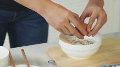 Lột vỏ tôm sú sống hoặc tôm sú đông lạnh siêu thị..Cho tôm vào tô ướp một chút muối, tiêu, đường sau đó cho 2 thìa canh bột bắp và đập vào 1 trái trứng gà trộn đều để tôm vàng và giòn.