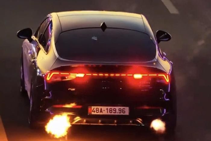 Vụ xe con phun lửa khi đang chạy trên đường gây xôn xao dư luận: Tài xế vi phạm 5 hành vi - Báo Người Lao Động