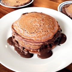 Bánh pancake dâu quế khá mới lạ, thơm lừng vị dâu tươi trong cốt bánh kèm theo chút hương quế thoang thoảng, bánh ăn kèm với mật ong hoặc sốt chocolate, bơ sẽ ngon hơn nhiều đấy. Cùng thử làm ngay công thức pancake hấp dẫn và đơn giản này nhé.
