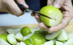 Trái cây gọt vỏ, bỏ hạt rồi cắt nhỏ vừa ăn.
