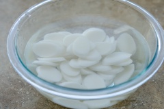 Bánh gạo cắt miếng vừa ăn, ngâm vào tô nước. Làm nóng chảo với dầu ăn, cho thịt bò vào xào đến khi xăn lại thì cho hành tây và tỏi xắt nhuyễn vào xào cùng khoảng 3 phút thì chế nước, nước tương, nước mắm vào, nấu sôi khoảng 10 phút nữa thì tắt bếp, rắc tiêu lên trên.