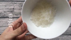 Bên trong hộp yến sào (yến sào khô và đường phèn). Ngâm yến trong nước ấm khoảng 20 phút.