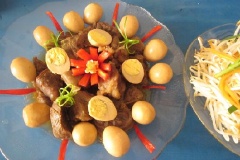 Múc thịt bò kho tàu ra đĩa sâu lòng, dùng nóng với cơm và ăn kèm dưa giá muối xổi.
