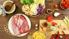Cắt thịt nạm bò thành từng miếng vuông vừa ăn. Sau đó cho vào tô thịt bò 10gr hành tím băm, 10gr tỏi băm và 1 muỗng canh hạt nêm. Tiếp theo cho 45gr sa tế dầu Vianco. Dùng đũa đảo đều và ướp 30 phút để thịt thấm gia vị.