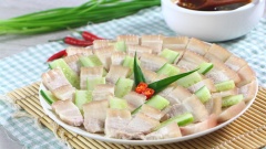 Cùng thưởng thức thôi nào, rưới đều sốt lên phần thịt ba chỉ đã cắt vừa ăn. Thêm một chút dưa leo để chống ngán lại vừa trang trí cho đẹp mắt. Vậy là món ba chỉ sốt tỏi cay đã hoàn thành rồi.