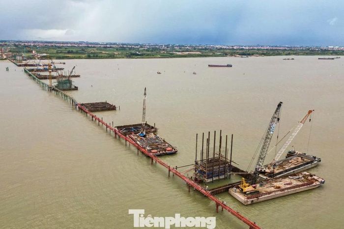 Trụ chính cầu Hồng Hà dần lộ diện giữa sông Hồng - Báo Tiền Phong