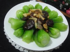 Cho rau ra đĩa và trang trí đẹp mắt.
