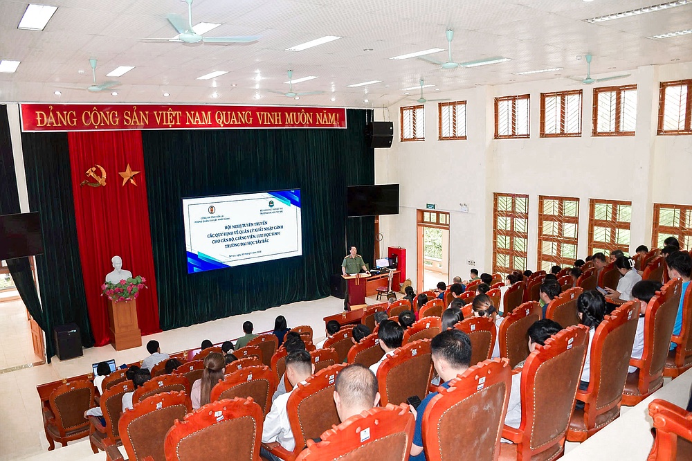 Trường Đại học Tây Bắc phối hợp tổ chức Hội nghị tuyên truyền các quy định về quản lý xuất nhập cảnh
