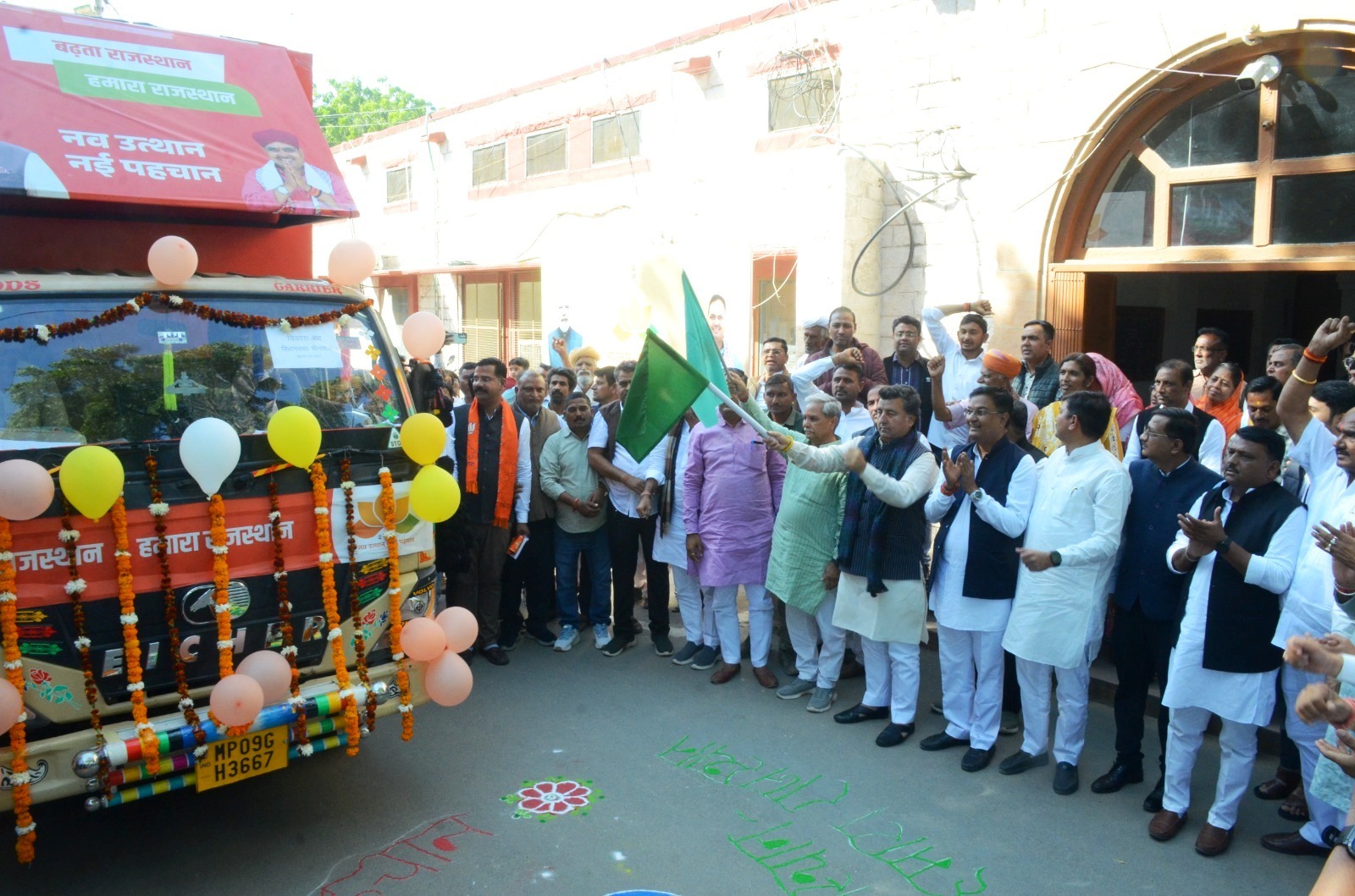 जिले के प्रभारी मंत्री के.के.विश्नोई व मुख्य सचेतक जोगेश्वर गर्ग ने विकास रथों को हरी झंडी दिखाकर किया रवाना*