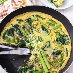 Bánh nướng xong, bạn lấy ra ngoài và rắc phô mai bào lên mặt bánh nhé. Khi ăn, bạn cắt bánh ra thành miếng nhỏ như bánh pizza nè. Bạn có thể chấm với loại nước chấm yêu thích của bản thân nhé.
