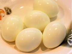 Cho trứng gà vào nồi nước, luộc chín. Sau đó, lấy trứng ra, bóc sạch vỏ.