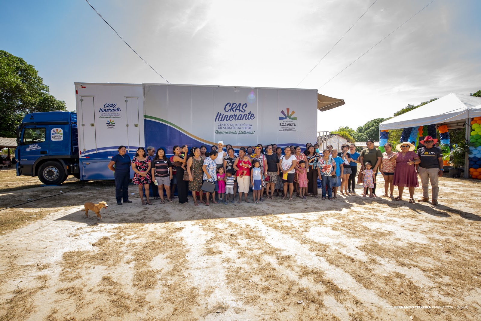 Moradora de comunidade indígena recebe orientações do programa Família que Acolhe no CRAS Itinerante em Boa Vista.