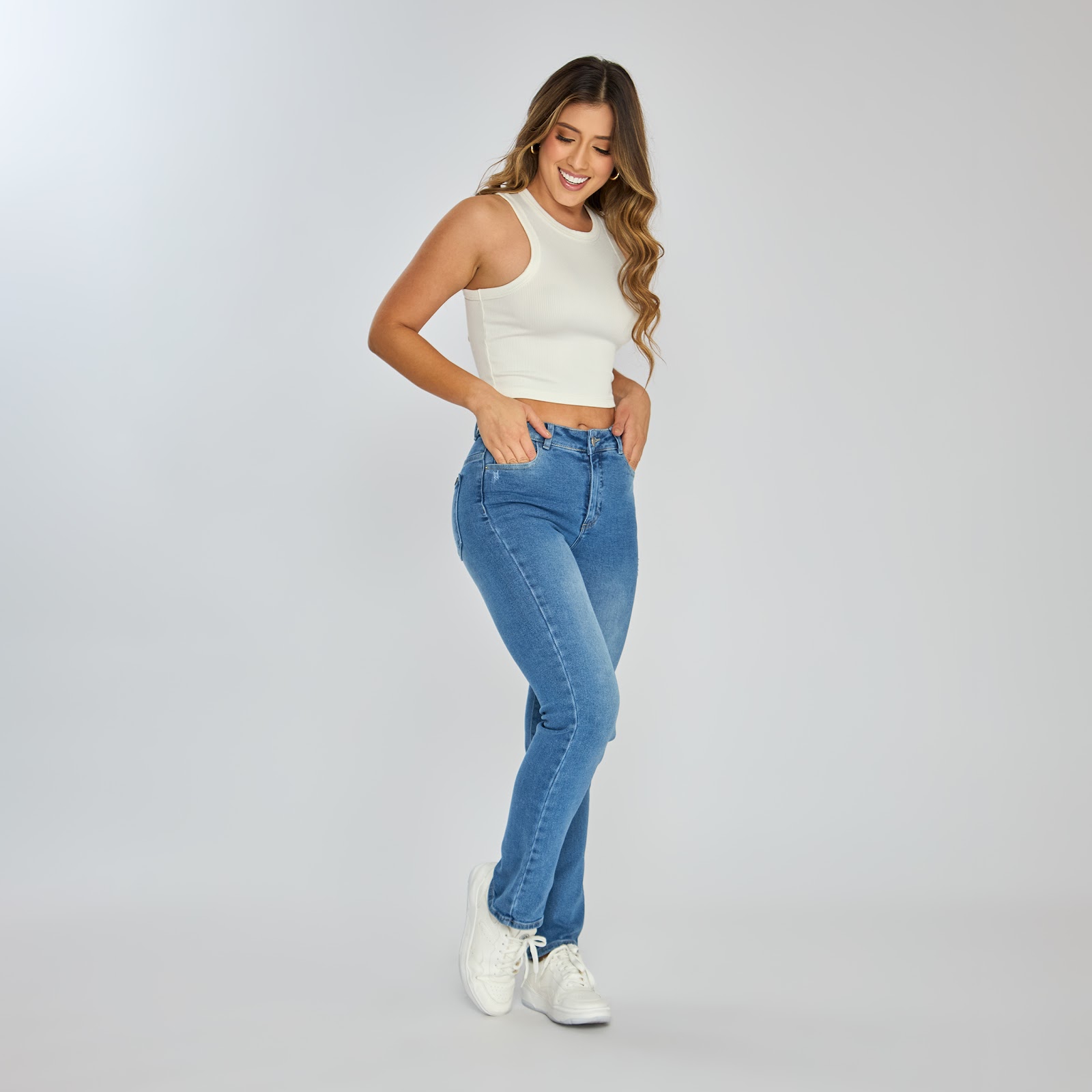 Jean tiro alto bota slim en denim stretch, color azul medio - Vista 2