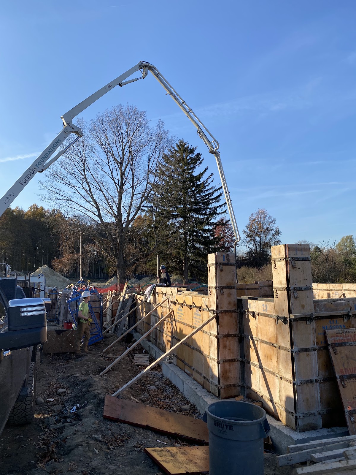 Concrete pour with pump crane