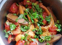 Đặt nồi kho cá lên bếp, đun khi thấy nước sôi thì cho nước màu(nước hàng) vào để tạo màu cho cá. Để sôi 2 phút thì cho thêm 2 bát con nước lọc vào nồi cá. Đun sôi sau đó vặn nhỏ lửa. Khi thấy nước cá gần cạn, thêm hành, rau răm, thì là vào. Để thêm 2 phút nữa thì tắt bếp.